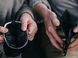 RentnerIn-leere-Geldbeutel-249525340-DP-AndrewLozovyi