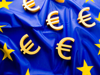 Europa-Flagge-Euro-Symbole-30731679-DP-JanPietruszka