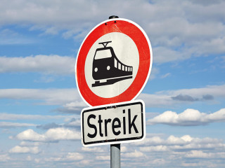 Durchfahrt Verboten Schild mit Zukunftzusatz