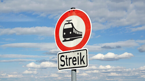 Durchfahrt Verboten Schild mit Zukunftzusatz