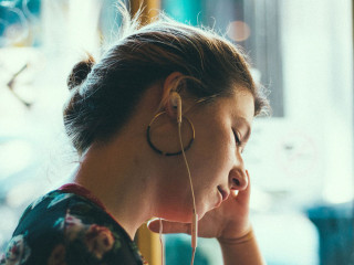 Frau-nachdenklich-2562724-PB-StockSnap