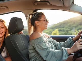 Freundinnen-Auto-277534275-AS-BalanceFormCreative