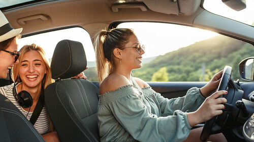 Freundinnen-Auto-277534275-AS-BalanceFormCreative
