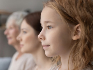 Generationen-Frauen-505889264-DP-fizkes