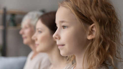 Generationen-Frauen-505889264-DP-fizkes