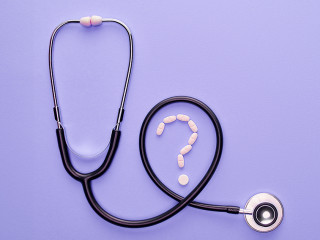 Stethoskop-Tabletten-Fragezeichen-350387586-DP-AntonMatyukha