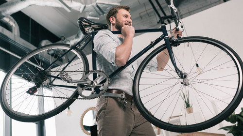 Mann-Fahrrad-Buero-157014032-DP-AntonLozovoy