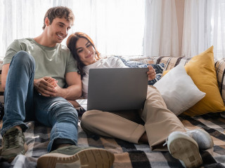 Paar-Laptop-Wohnmobil-605386622-DP-HayDmitriy