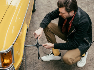 Mann-Oldtimer-Kreuzschluessel-194259590-DP-Y-Boychenko