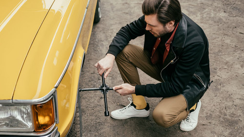 Mann-Oldtimer-Kreuzschluessel-194259590-DP-Y-Boychenko