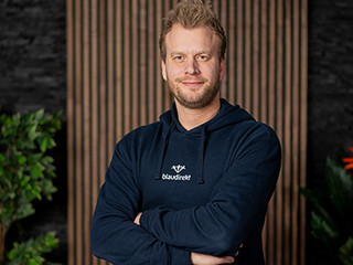 Stefan-Bachmann-2024-blau-direkt