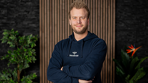 Stefan-Bachmann-2024-blau-direkt