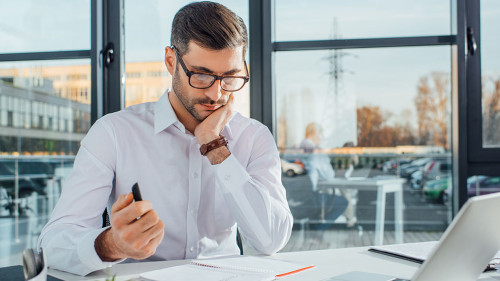 Mann-sitzt-vor-Text-344433612-DP-HayDmitriy