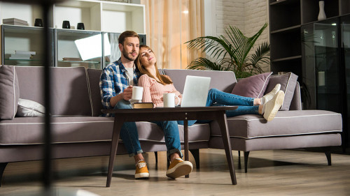 Paar-Wohnung-185638850-DP-VitalikRadko