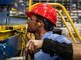 Mann-Helm-Fabrik-4395770-PB-jotoler