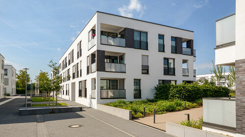 Moderne Neubau Immobilien, Mehrfamilienhäuser in neuer Wohnanla