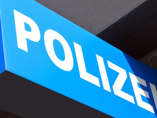 Schild mit Polizei Schriftzug an einer Polizeiwache