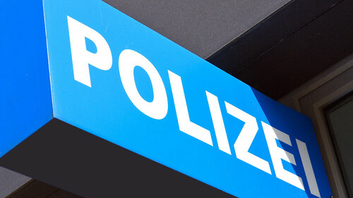 Schild mit Polizei Schriftzug an einer Polizeiwache
