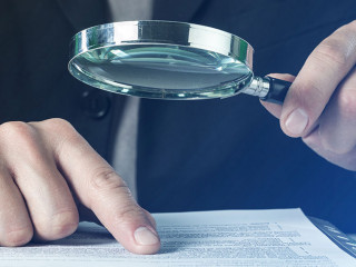 Anzugtraeger-Lupe-Unterlagen-187620140-DP-billiondigital