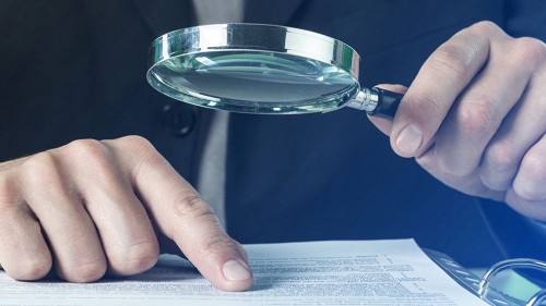 Anzugtraeger-Lupe-Unterlagen-187620140-DP-billiondigital