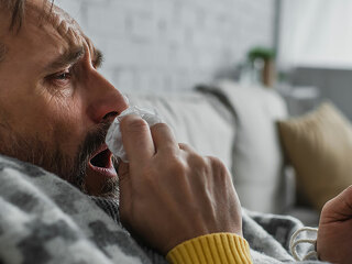 Mann-krank-Smartphone-614069732-DP-HayDmitriy