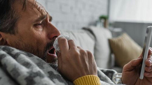 Mann-krank-Smartphone-614069732-DP-HayDmitriy