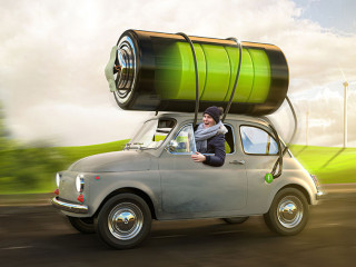 Frau fährt in Ihrem Elektroauto mit einer großen Batterie (fas