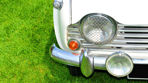 Oldtimer-Gras-56391247-DP-lucianmilasan