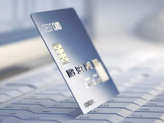 Kreditkarte-auf-Tastatur-13860737-DP-JohanSwanepoel