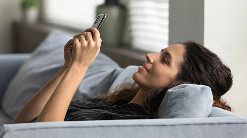 Frau-Smartphone-Laecheln-437032508-DP-fizkes