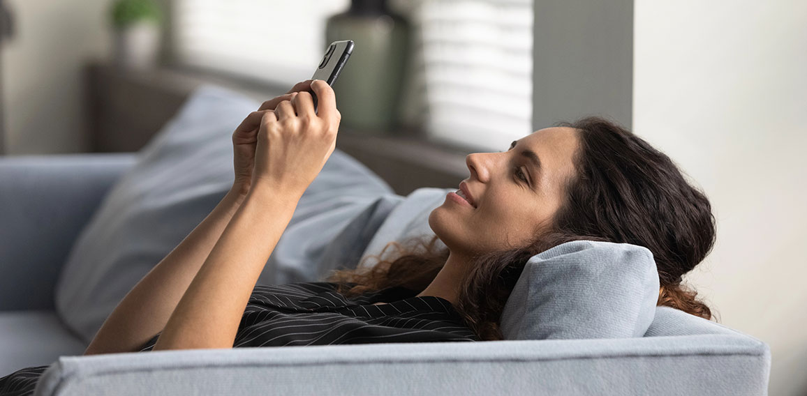 Frau-Smartphone-Laecheln-437032508-DP-fizkes
