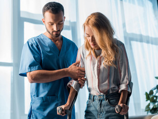 Arzt-Frau-Kruecken-326311232-DP-VitalikRadko