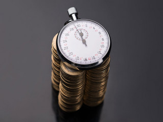 Stoppuhr-Muenzstapel-55360025-DP-AndreyPopov