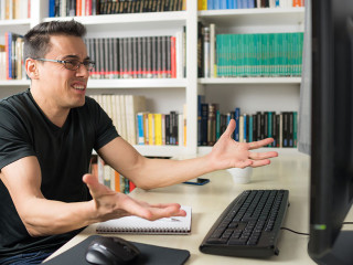 Man in front of the computer that does not understand something.