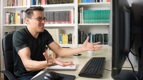 Man in front of the computer that does not understand something.