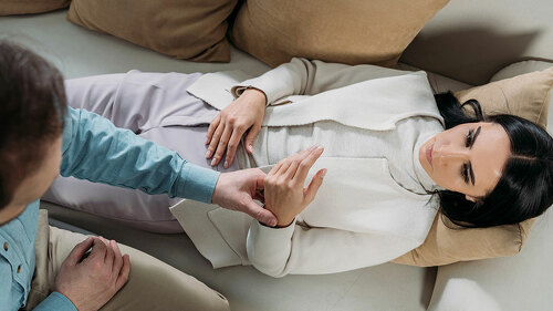 Mann-hypnotisiert-Frau-240761638-DP-IgorVetushko