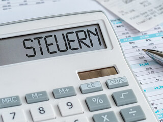 Taschenrechner mit Dokumenten - Steuern