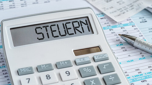 Taschenrechner mit Dokumenten - Steuern
