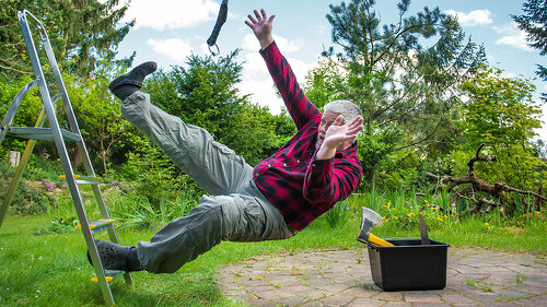 Mann-Garten-Unfall-203100887-AS-Rainer-Fuhrmann