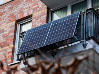 Balkonkraftwerk an einem Mehrfamilienhaus in Düsseldorf