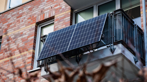 Balkonkraftwerk an einem Mehrfamilienhaus in Düsseldorf