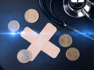 Stethoskop mit Geld und einem Pflaster