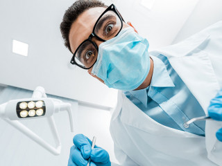 Zahnarzt-232632354-DP-AndrewLozovyi