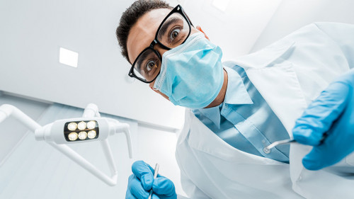 Zahnarzt-232632354-DP-AndrewLozovyi