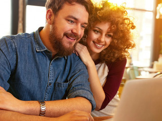 Junge-Menschen-Laptop-240370804-DP-luckybusiness