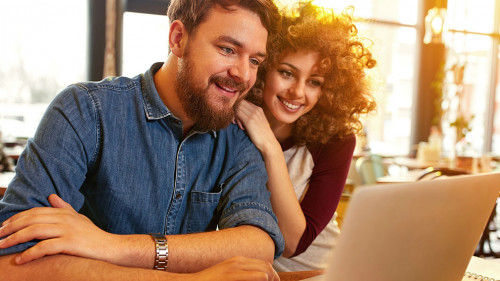 Junge-Menschen-Laptop-240370804-DP-luckybusiness