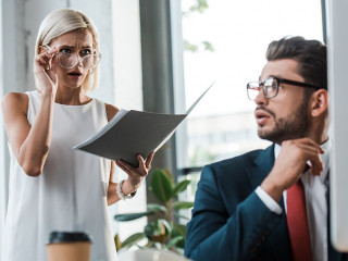 AnzugtraegerIn-Schock-Computer-285773550-DP-AndrewLozovyi