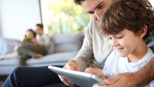 Familie-Tablet-36646315-DP-Goodluz