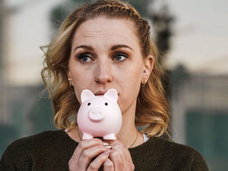 Frau-Sparschwein-539288238-AS-shellygraphy