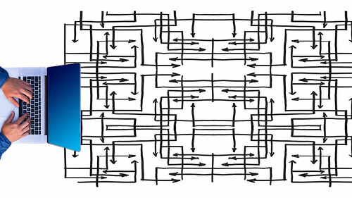 Anzugtraeger-LaptopNetzwerk-7444522-PB-geralt